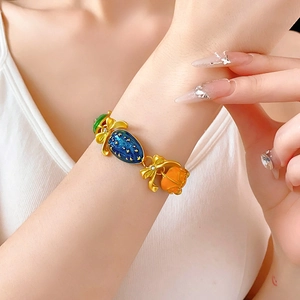 Dettaglio della collana vintage stile palazzo con gemma blu stellata e fiocchi colorati