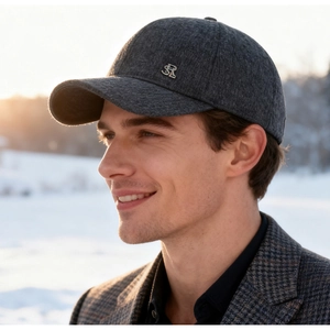Détail de la casquette d'hiver gris foncé avec texture en laine et logo en métal poli