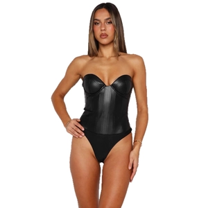 Body moulant en cuir noir pour femme avec un design gainant sexy et une coupe ajustée