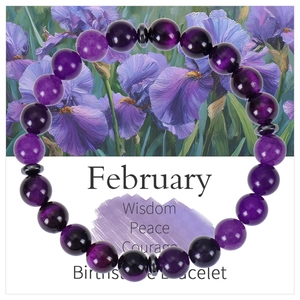 Makroaufnahme von 8mm lila Amethyst Geburtsstein Armband mit Februar Weisheit Grußkarte