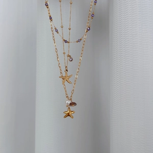 Dreilagige Goldkette mit Seestern-Anhängern, Perlen und violetten Steinen im Marinedesign