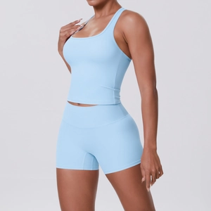 Vue latérale d'un ensemble de yoga bleu clair sans couture avec brassière et short court