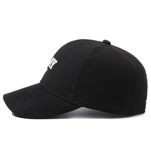 Klassische schwarze Baumwoll-Baseballkappe mit weißem AY-Stickmuster in Seitenansicht