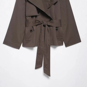 Kurze kaffeebraune zweireihige Trenchjacke mit verstellbarem Taillengürtel für Damen