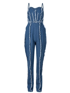 Détail d'un combishort en jean bleu à licou avec coutures effilochées et design patchwork