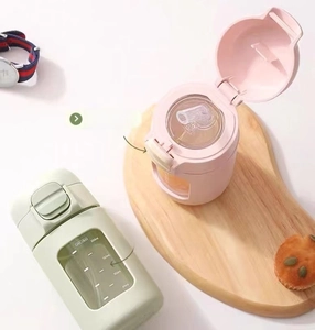 Close-up of 200ml mini glass straw cups featuring pop-top lids and volume scales