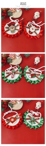 Détail de bavoirs de Noël tricotés pour animaux avec broderie Renne et Père Noël