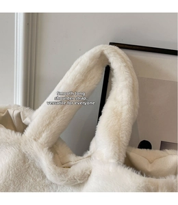 Vue détaillée de la longue bandoulière lisse sur un sac cabas en fausse fourrure beige