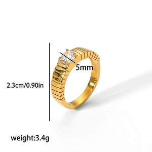 Détail macro d'une bague en acier doré 18K avec zircon de 5mm et texture striée