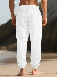 Détail du pantalon de jogging blanc pour homme avec texture jacquard gaufrée