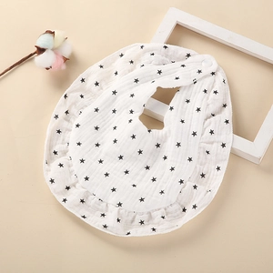 Détail du bavoir bébé en coton avec motif étoiles et fermeture à bouton pression