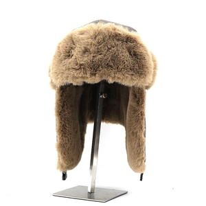 Détail du chapeau aviateur marron vintage avec doublure en fausse fourrure