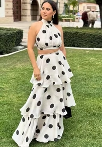 Detailansicht von weiß-schwarzem Polka-Dot-Halter-Top und Maxirock mit Rüschen