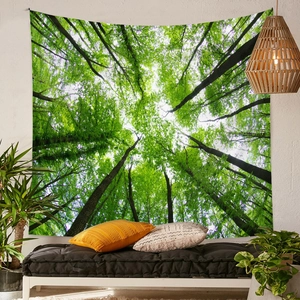Dettaglio dell'arazzo della foresta su parete bianca con decorazioni boho per la camera