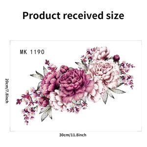 Dettaglio dell'adesivo per WC floreale con dimensioni 30x20cm e motivi di peonie rosa
