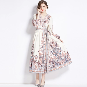 Boho-Maxikleid mit Paisley-Print, V-Ausschnitt, langen Ärmeln und Taillenband in Beige