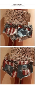 Dettaglio fronte e retro degli shorts di jeans bandiera americana con strappi e frange