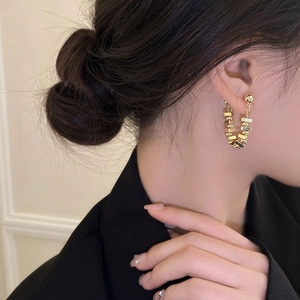 U-shaped gold geometric chain earrings featuring rectangular links for a modern look