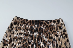 Détail de jupe léopard avec sequins brillants et petit nœud noir à la taille élastique