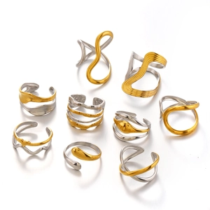 Minimalistische gold- und silberne Edelstahlringe mit gewellten geometrischen Designs