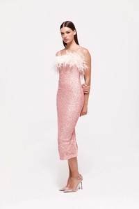 Dettaglio dell'abito midi con paillettes rosa, bordo in piume e spalline sottili