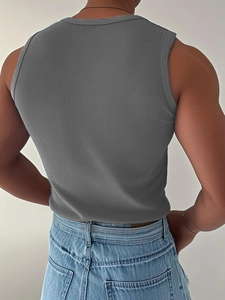 Vue arrière du débardeur en maille côtelée gris foncé coupe slim montrant la texture