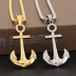 Pendentifs ancre de luxe en or 18k et argent avec cristaux sur fond sombre