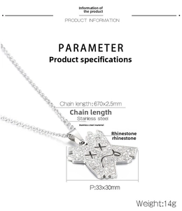 Détail macro du pendentif coeur argenté avec strass blancs et dimensions affichées