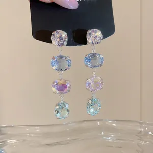 Silber 925 Hängeohrringe mit vier bunten facettierten Edelsteinen in einer vertikalen Reihe