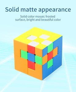 Detalle de la superficie mate de colores y estructura irregular del cubo de rompecabezas