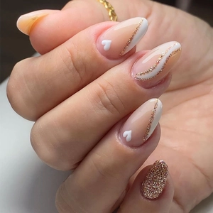 Glossy Nude Pink Press On Nails Short Oval French Tips White Heart Pattern Gold Glitter Elegant False Nails