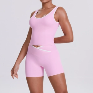 Détail du short de yoga rose à taille haute avec passepoil blanc et découpe en forme de V