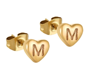 Nahaufnahme der goldenen Herz-Ohrstecker mit graviertem M und Schmetterlingsverschluss