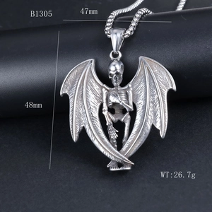 Detaillierte Ansicht des Gothic-Schädel-Anhängers mit Maßen 47mm x 48mm und 26,7g Gewicht