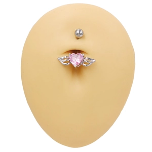 Vue détaillée d'un piercing nombril avec zircon cœur rose et ailes sur mannequin