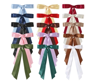 Grille détaillée de quinze nœuds à cheveux en satin coloré avec de longs rubans élégants