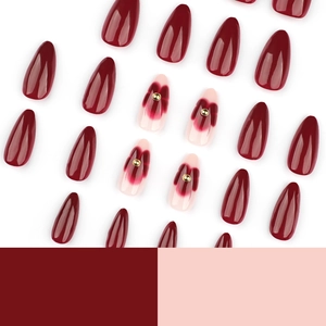 Faux ongles amande élégants en rouge profond brillant avec motif floral et perles