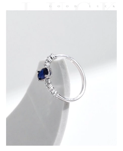 Detail eines S925 Silberrings mit ovalem blauem Edelstein und kleinen weißen Diamanten