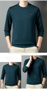 Detailansicht des dunkelblauen Langarmshirts mit Schulterstreifen und Brust-Logo