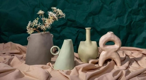 Cuatro jarrones de cerámica mate en formas modernas para decorar mesas y salas de estar