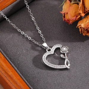 Dettaglio della collana a cuore in argento con rosa e zircone su velluto grigio