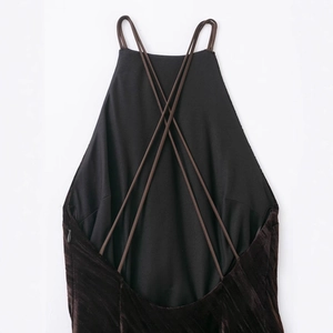 Elegante vestido de terciopelo con espalda abierta para mujer con tirantes cruzados y cremallera