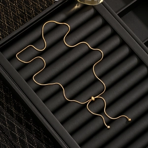 Bracciale a catena serpente regolabile placcato oro 18K su vassoio in velluto nero