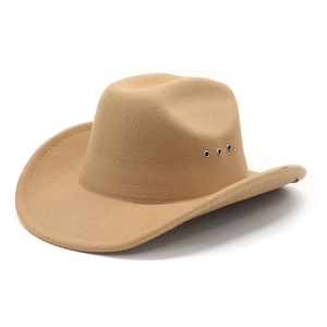 Détail d'un chapeau de cow-boy camel avec des œillets d'aération argentés et bord incurvé