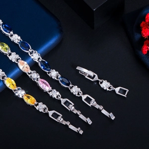 Makro-Detail von Marquise-Edelsteinen und 925-Silberstempel auf vergoldeten Armbändern