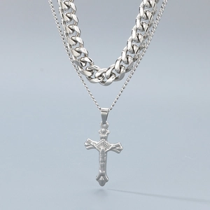Dettaglio della collana a doppio strato argento con catena cubana lucida e croce pendente