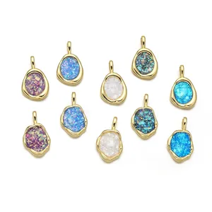 Set mit 10 unregelmäßigen Opal-Anhängern mit vergoldeten Kupferrahmen in 5 Farben