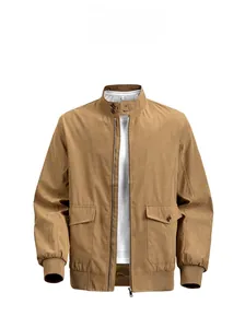 Flach liegende khakifarbene Herrenjacke mit Stehkragen und großen Pattentaschen