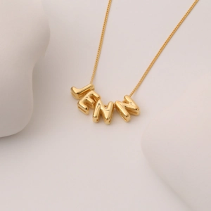 Collana personalizzata con 26 lettere inglesi in oro che formano il nome JENNY