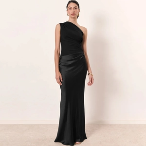 Détail d'une élégante robe longue noire à une épaule avec corsage froncé et fente latérale
